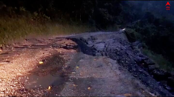 ভয়াবহ দুর্যোগে বিপর্যস্ত কালিম্পং-ও। জলের তো়ড়ে ধসে গেছে রাস্তা। তিস্তা বাজার, রাম্পু সহ বিভিন্ন এলাকা জলমগ্ন হয়ে পড়েছে।