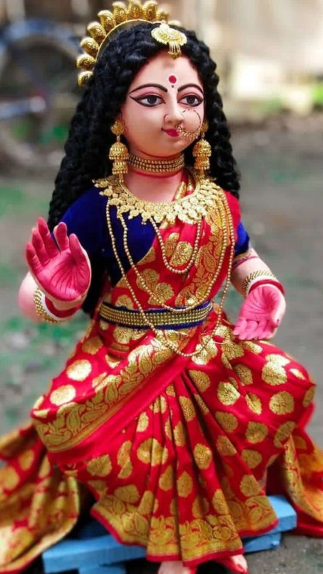 भगवान उस व्यक्ति को संकेत देते हैं.