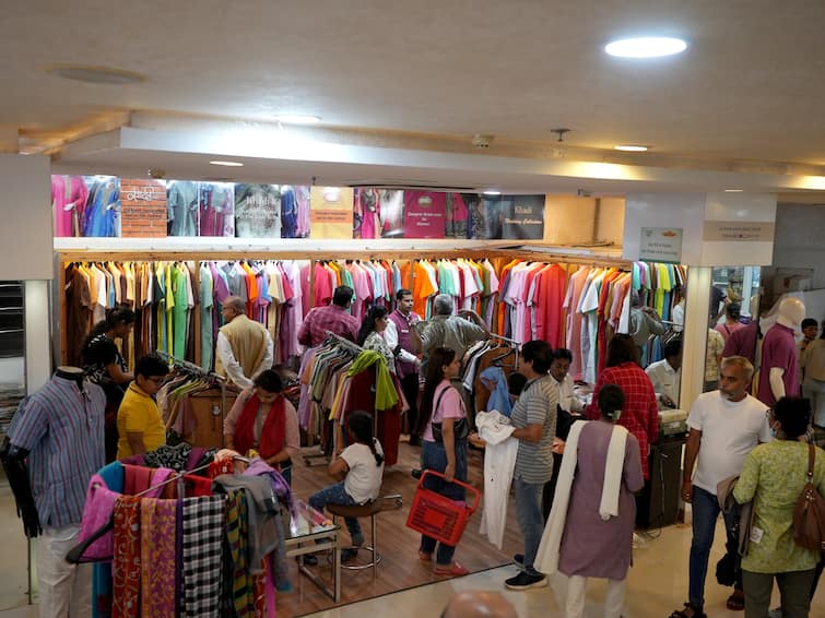 khadi products sale on gandhi jayanti at khadi bhawan in connaught place in delhi at record high  Khadi Sales: खादी उत्पादनांच्या विक्रीनं मोडले सर्व विक्रम, गांधी जयंतिनिमित्त झाली कोट्यवधींची विक्री