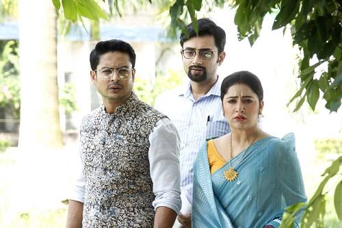 হিংসার আগুনে কি পুড়ে ছারখার হয়ে যাবে ভালবাসা? নাকি সমস্ত বাধা পেরিয়ে জয় হবে সেই ভালবাসারই? কালার্স বাংলার জনপ্রিয় ধারাবাহিক 'তুমি যে আমার মা'-এ এবার নতুন চমক। গল্পের মোড় ঘুরবে কোন দিকে?