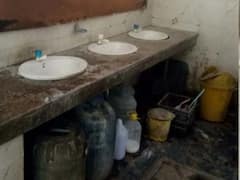 बदहाली के आंसू बहा रहे सार्वजनिक शौचालय, गंदगी का रहता है अंबार, जिम्मेदार नहीं दे रहे ध्यान