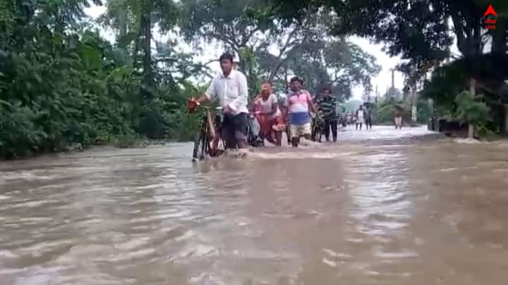 এই মুহূর্তে ঝাড়খণ্ড এবং গাঙ্গেয় পশ্চিমবঙ্গ সংলগ্ন এলাকায় অবস্থান করছে নিম্নচাপ। এর ফলে প্রচুর জলীয় বাষ্প ঢুকছে বঙ্গোপসাগর থেকে। তার জেরে দক্ষিণবঙ্গে শুক্রবার পর্যন্ত মেঘলা আকাশ এবং বৃষ্টির সতর্কতা।