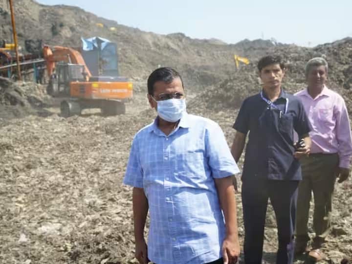 Arvind Kejriwal visited Okhla landfill site said work is less as per target hire another agency to achieve target Okhla Landfill Site पर काम की गति से खुश नहीं Arvind Kejriwal, मौके का मुआयना कर लिया बड़ा फैसला