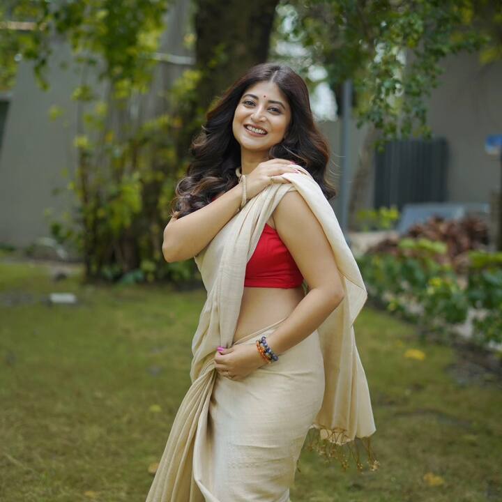 পুজোর সময় কী বিশেষ কোনও রূপচর্চা করার সময় হয়? সন্দীপ্তা বলছেন, 'আমি মোটেই পার্লারে গিয়ে ঘণ্টার পর ঘণ্টা সময় কাটানোর মানুষ নয়। সাজগোজ-মেক আপও যতটা সম্ভব কম করি। আমার কাছে মেক আপ করে বাড়ি থেকে বেরনো মানেই সেটা কাজ। হালকা সাজ আর পছন্দের শাড়ি পরেই পুজো কাটবে।'