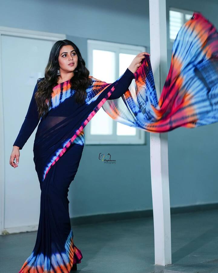 అమ్మడు అందానికి కుర్రాళ్లు ఫిదా అవుతున్నారు. Photo Credit: Shamna Kkasim ( purnaa )/Instagram