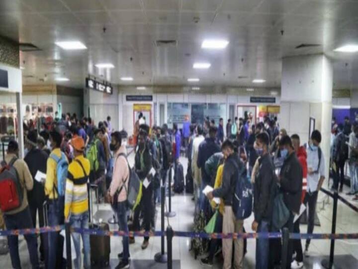 Chennai airport Flights delayed by 2 hours at Chennai Domestic and International Airport TNN சென்னை விமான நிலையத்தில் இணைய பாதிப்பு; தாமதமாக புறப்பட்ட விமானங்கள்