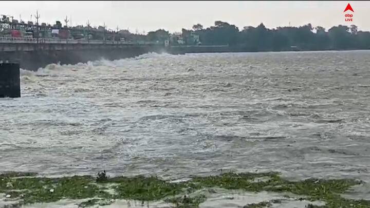 দামোদর নদ তীরবর্তী গ্রামগুলোতে জল ছাড়ার সর্তকবার্তা জানিয়ে করা হচ্ছে মাইকিং।