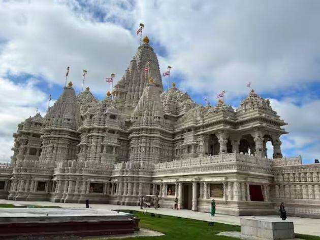 ਰੋਬਿਨਸਵਿਲੇ, ਨਿਊ ਜਰਸੀ, ਯੂਐਸਏ ਵਿੱਚ ਬੀਏਪੀਐਸ ਸਵਾਮੀਨਾਰਾਇਣ ਅਕਸ਼ਰਧਾਮ ਮੰਦਰ, ਜਿਸ ਨੂੰ ਭਾਰਤ ਤੋਂ ਬਾਹਰ ਦੁਨੀਆ ਦਾ ਦੂਜਾ ਸਭ ਤੋਂ ਵੱਡਾ ਹਿੰਦੂ ਮੰਦਰ ਕਿਹਾ ਜਾਂਦਾ ਹੈ, ਆਪਣੇ ਸ਼ਾਨਦਾਰ ਉਦਘਾਟਨ ਲਈ ਤਿਆਰ ਹੈ।