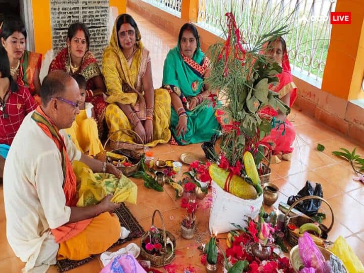 जितिया व्रत में पूजा के दौरान विशेष रूप से सरसों का तेल और खली चढ़ाई जाती है. मान्यता है कि इससे संतान को पूरे साल किसी की बुरी नजर नहीं लगती है और वह निरोगी रहता है.