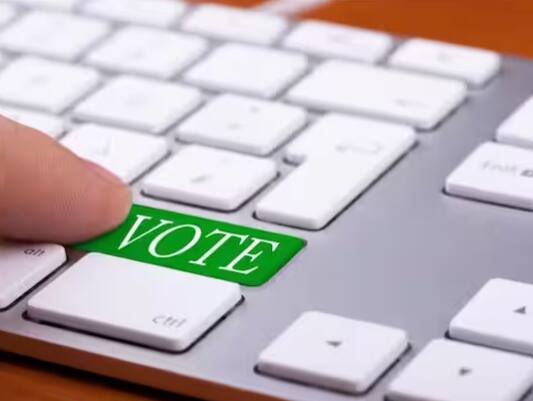 ਭਾਰਤ ਦੇ ਸੰਵਿਧਾਨ ਦੇ ਅਨੁਸਾਰ, ਬਹੁਤ ਸਾਰੇ ਲੋਕਾਂ ਨੂੰ ਵੋਟ ਪਾਉਣ ਦਾ ਅਧਿਕਾਰ ਨਹੀਂ ਹੈ ਅਤੇ ਉਨ੍ਹਾਂ ਦੇ ਨਾਮ ਵੋਟਰ ਸੂਚੀ ਵਿੱਚ ਸ਼ਾਮਲ ਨਹੀਂ ਕੀਤੇ ਜਾ ਸਕਦੇ ਹਨ। ਜਦੋਂ ਕਿ ਕੁਝ ਲੋਕ ਵੋਟਰ ਸੂਚੀ ਵਿੱਚ ਨਾਮ ਹੋਣ ਦੇ ਬਾਵਜੂਦ ਵੋਟ ਨਹੀਂ ਪਾ ਸਕਦੇ ਹਨ।