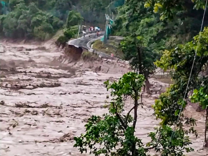 Sikkim Flash Floods: सिक्किम में बादल फटने से 5 की मौत, जवानों समेत 40 लापता, पीएम मोदी ने सीएम प्रेम तमांग से की बात