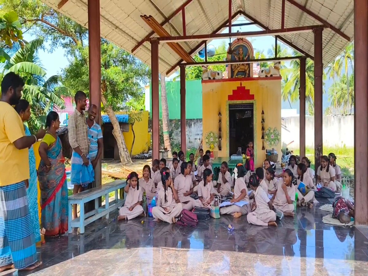 மது போதையில்  ஒருமையில் பேசும் ஆசிரியர்; பள்ளியை முற்றுகையிட்ட பெற்றோர்களால் பரபரப்பு