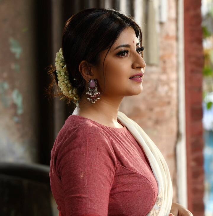 সন্দীপ্তা বলছেন, 'বাঙালির পুজোর থেকে খাওয়া-দাওয়াকে আলাদা করা যায় না কিছুতেই। সন্দীপ্তা বলছেন, 'পুজোর সময় ডায়েট মানি না। মায়ের কাছে আবদার করি, সকালে লুচি আর সাদা আলুর তরকারি খাব। ওটা আমার ভীষণ প্রিয়।'