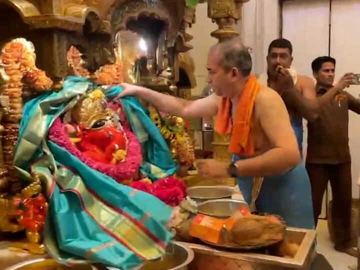 आज सकाळी दाक्षिणात्य अभिनेता रामचरणने मुंबईच्या सिद्धिविनायक मंदिरात जाऊन गणपतीचं दर्शन घेतलं आहे.