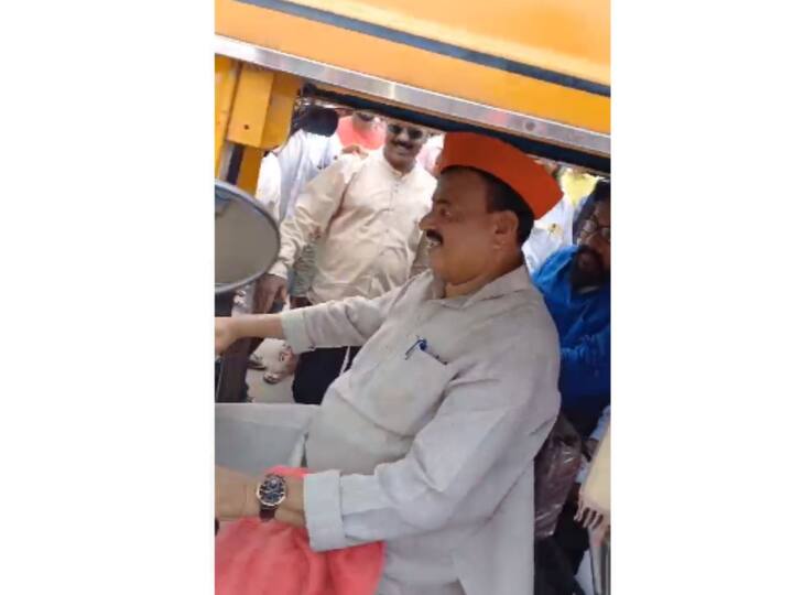 होऊ दे चर्चा कार्यक्रमानंतर भास्कर जाधव यांनी रिक्षा चालवली.