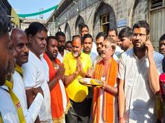 मोठी बातमी! महादेव जानकरांना तुळजाभवानी मंदिराच्या गाभाऱ्यात जाण्यापासून रोखले