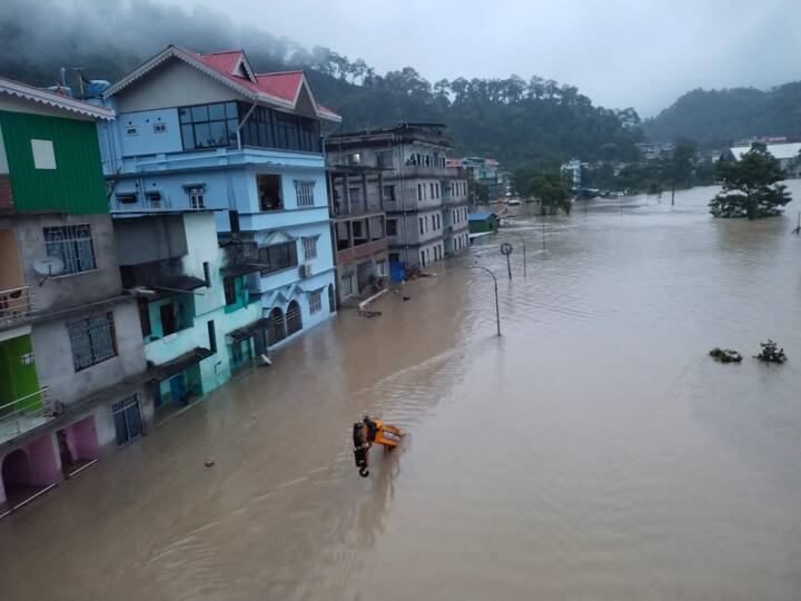 Sikkim Flood: સિક્કિમમાં વાદળ ફાટ્યા બાદ પૂર આવ્યું હતું, ત્યારબાદ તબાહીના દ્રશ્યો જોવા મળ્યા હતા. અનેક વાહનો પાણીમાં ગરકાવ થયા હતા.