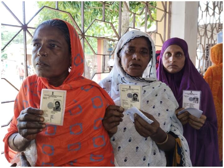 मानसिक रुप से बीमार नहीं डाल सकते वोट- अगर किसी व्यक्ति को कोर्ट की ओर से मानसिक बीमार घोषित कर दिया जाता है तो उसे वोट डालने का अधिकार नहीं दिया जाएगा.