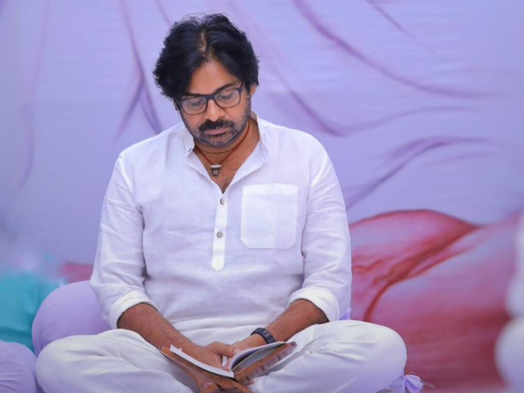 Pawan was given a notice by Krishna district police to give evidence against allegations of attacks పవన్‌కు కృష్ణా జిల్లా పోలీసుల నోటీస్‌- ఆధారాలు సమర్పించాలని ఆదేశం