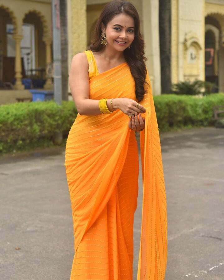 देवोलीना भट्टाचार्य अपने फैंस के लिए इंस्टाग्राम पर पोस्ट शेयर करती रहती हैं. ज्यादातर एक्ट्रेस के पास साड़ी कलेक्शन एक से बढ़कर देखने को मिलता है.