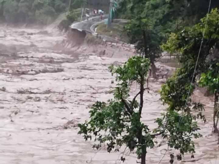Sikkim Flood: सिक्किम में बादल फटने के बाद बाढ़ आ गई, जिसके बाद तबाही का मंजर देखने को मिला. साथ ही कई गाड़ियां भी पानी में डूब गईं.