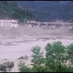 Sikkim Cloudburst: মেঘভাঙা বৃষ্টিতে ভাঙল সিকিমের চুংথাম লেক, ভাসল রাস্তা-বাড়ি-গাড়ি, নিখোঁজ ২৩ জওয়ান