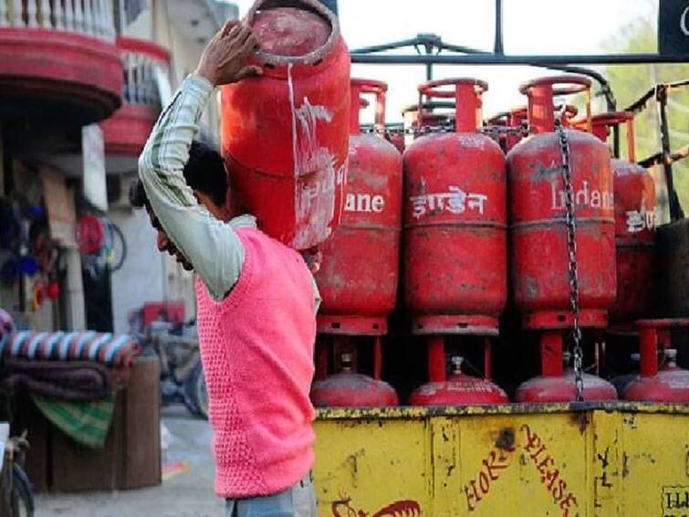 LPG Cylinder Subsidy Amount Raised From Rs 200 to Rs 300 for Pradhan Mantri Ujjwala Yojana beneficiaries గ్యాస్ సిలిండర్లపై సబ్సిడీ పెంచిన కేంద్రం, కేబినెట్ సమావేశంలో నిర్ణయం