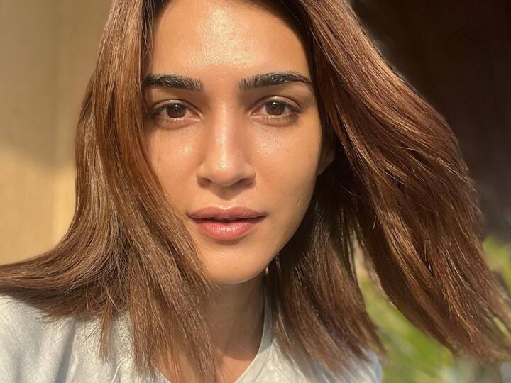 Kriti Sanon Skin Care : ஹீரோயின்களை போன்ற பளபளப்பான சருமத்தின் மீது ஆசைப்படுபவர்கள், பின்பற்ற வேண்டிய ஸ்கின் கேர் பற்றி பார்க்கலாம்.