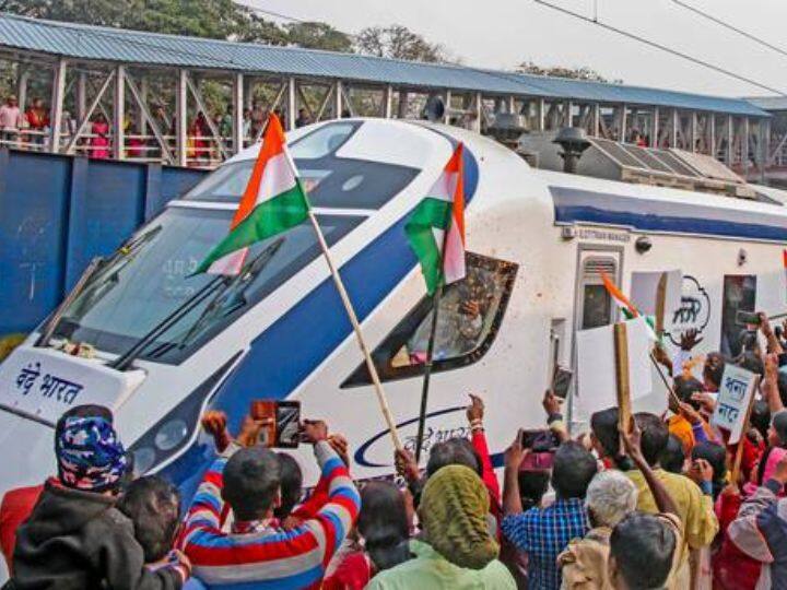 स्लीपर वंदे भारत एक्सप्रेस में 857 बर्थ होंगे, जिसमें 823 बर्थ यात्रियों के लिए और 34 वर्ष स्टाफ के लिए रिजर्व होंगे. इसके अलावा पेंट्री की भी सुविधा दी जाएगी.
