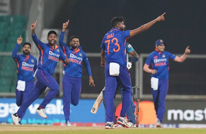 गोलंदाजीबाबत विचार केल्यास रविंद्र जाडेजा वनडेत सर्वाधिक विकेट घेणारा गोलंदाज आहे. रविंद्र जाडेजाने 204 विकेट घेतल्या आहेत. विश्वचषकात खेळत असलेल्या भारतीय गोलंदाजात रविंद्र जाडेजा यशस्वी गोलंदाज आहे. जाडेजाने आतापर्यंत 202 विकेट घेतल्या आहेत.