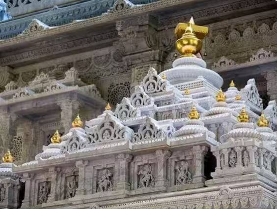 ਇਹ ਮੰਦਿਰ ਸੂਰਜ ਦੀਆਂ ਕਿਰਨਾਂ ਦੇ ਵਿਚਕਾਰ ਬਹੁਤ ਸੁੰਦਰ ਦਿਖਾਈ ਦਿੰਦਾ ਹੈ।
