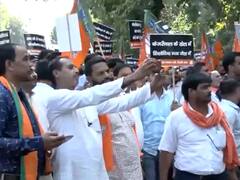 बीजेपी का AAP दफ्तर के बाहर प्रदर्शन, सीएम अरविंद केजरीवाल से इस्तीफे की मांग 