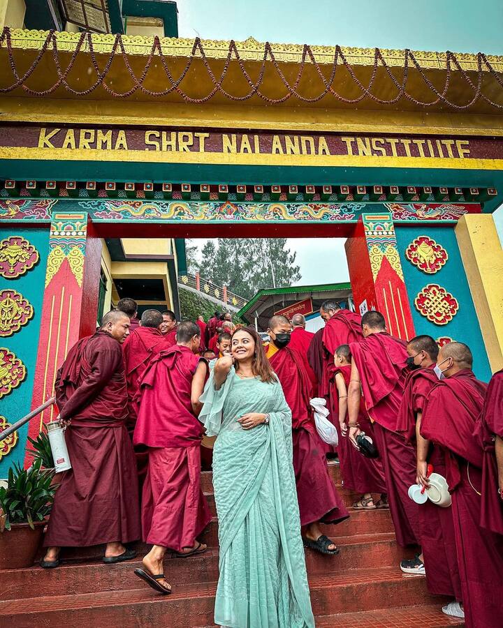 अगर कुछ हटकर कलर इस बार पहनना सोच रही हैं तो लाइट ब्लू कलर भी आपको परफेक्ट लुक दे सकता है. इस साड़ी को आप किसी भी त्योहार और फंक्शन में स्टाइल कर सकती हैं.