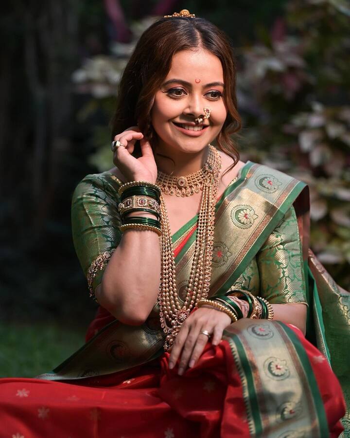 ग्रीन कलर की साड़ी देवोलीना के लुक को काफी गॉर्जियस बना रही है. हल्के और गहरे नीले के कॉम्बिनेशन वाली इस साड़ी की तरह आप भी ऐसी साड़ी को स्टाइल कर सकती हैं. इस साड़ी को कंप्लीट लुक देने के लिए एक्ट्रेस ने ज्वेलरी लुक क्रिएट किया है.