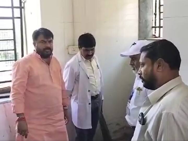 Nanded Hospital Viral Video Shiv Sena MP Hemant Patil dean toilet cleaning video Doctors threatened to protest Nanded Hospital News: डीन से टॉयलेट साफ कराने के मामले में क्या बढ़ेगी शिवसेना सांसद की मुश्किलें? पहले केस दर्ज, अब कार्रवाई की मांग