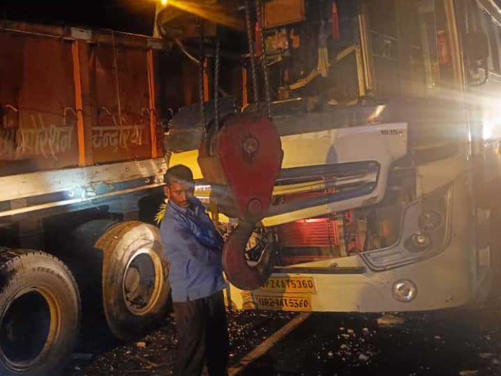 Kaimur Road Accident Bus Collided With Truck One Womna Died 9 Injured Returning from Gaya After Pind Daan ann Road Accident: गया से पिंडदान कर लौट रहे थे तीर्थयात्री, कैमूर में ट्रक से टकराई बस, एक महिला की मौत, 9 घायल