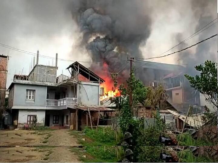 Manipur Imphal Fresh violence 2 houses torched amid high tension Ethnic clashes தீரா பகை.. மணிப்பூரில் மீண்டும் வன்முறை.. வீடுகளை கொளுத்திய விஷமிகள்