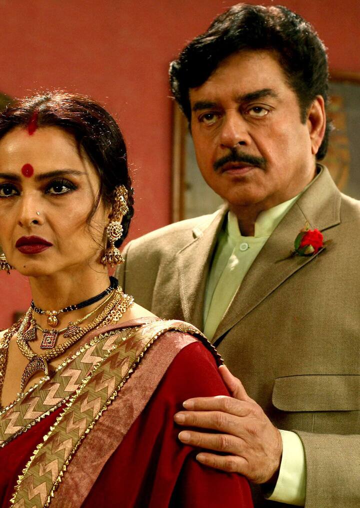 लेकिन इस किस्से के बाद रेखा और शत्रुघ्न सिन्हा को दोबारा किसी भी फिल्म में साथ नहीं देखा गया. आलम ये था कि जब भी ये दोनों किसी शादी, पार्टी या अवॉर्ड फंक्शन में साथ आते थे तो मुंह फेर लेते थे. ऐसे में शत्रुघ्न की पत्नी पूनम सिन्हा ने दोनों के बीट सुलहा करवाने की ठानी.