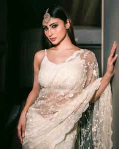 Mouni Roy Photos: తెల్లచీరలో దేవకన్యలా లేడీ విలన్
