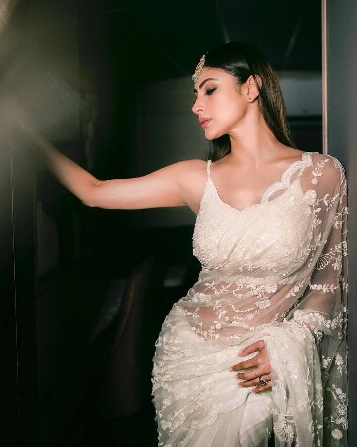 బుల్లితెరపై టీవీ షోలు, సీరియల్స్లో సందడి చేసిన మౌని రాయ్.. ఇప్పడు సినిమాల్లోనూ సత్తా చాటుతోంది. అభిషేక్ బచ్చన్ ‘రన్’ సినిమాలో స్పెషల్ సాంగ్తో బాలీవుడ్ ఎంట్రీ ఇచ్చింది
