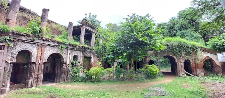 এখানে একমাত্র গণেশ ছাড়া দুর্গা, লক্ষ্মী, সরস্বতী, কার্তিক এবং অসুরের মুখের ছবি এমন ভাবে আঁকা আছে যেখানে শুধুমাত্র একটি চোখ দেখা যায়। মা দুর্গার বাহন সিংহের জায়গায় আঁকা আছে ঘোড়ার ছবি। ১২ বছর অন্তর একবার রঙ করা হয় পটেশ্বরী দুর্গার। রাজ-আমলের রীতি মেনেই লক্ষ্মীনারায়ণ জিউ মন্দিরে মহালয়ার পরের দিন থেকে দুর্গাপুজো শুরু হয় আজও।