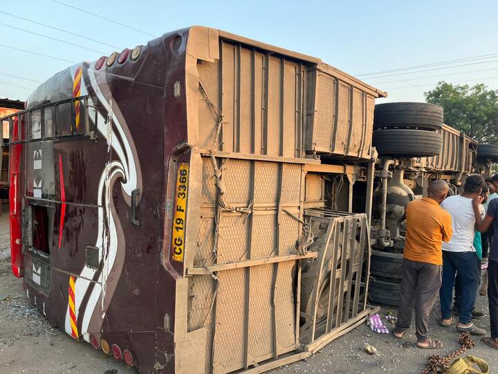 Wardha Accident:  वर्ध्याच्या हिंगणघाट येथील नागपूर - हैदराबाद महामार्गावर छोट्या आर्वी शिवारातील सगुणा कंपनीजवळ भरधाव ट्रॅव्हल्स पलटल्याने भीषण अपघात झाला आहे