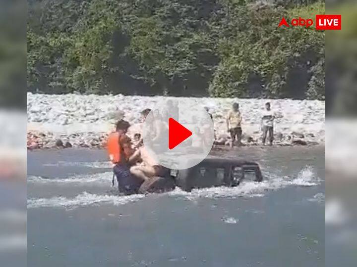 Viral Video Three Men Drive Thar SUV Into Ramganga River In Almora Uttarakhand VIDEO: Thar चलाते-चलाते सीधा नदी में उतर गए तीन युवक, तेज बहाव के कारण बहने लगी गाड़ी और फिर...