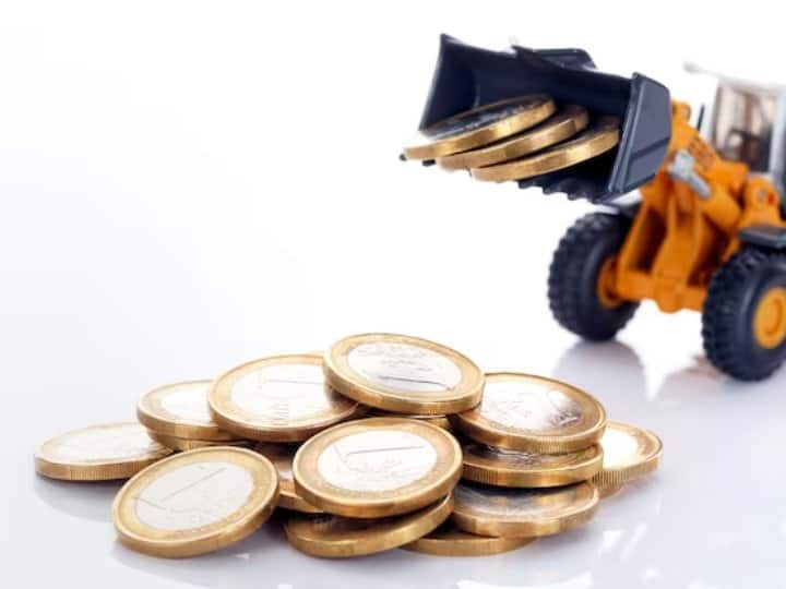 खादी और ग्रामोद्योग, हथकरघा और हस्तशिल्प उत्पादों, ओडीओपी उत्पादों और स्थानीय रूप से निर्मित विभिन्न पारंपरिक और कुटीर उद्योगों के उत्पादों को बढ़ावा देने और माननीय प्रधानमंत्री द्वारा परिकल्पित ‘वोकल फॉर लोकल‘ और ‘आत्मनिर्भर भारत अभियान‘ जैसे अभियान को आगे बढ़ाने के लिए खादी महोत्सव की शुरुआत की गई है.