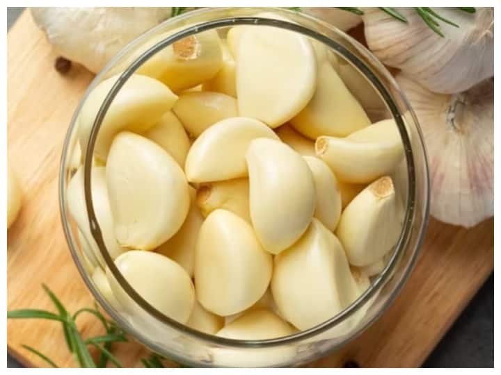 Eating just one clove of garlic on an empty stomach every morning will cure these diseases रोजाना सुबह खाली पेट लहसुन की एक कली खाने को क्यों कहा जाता है? जानें इसके फायदे