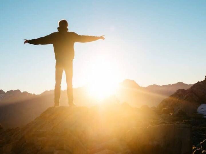 असे लोक स्वतःला नकारात्मकतेपासून दूर ठेवतात आणि खूप सकारात्मक विचाराचे असतात.