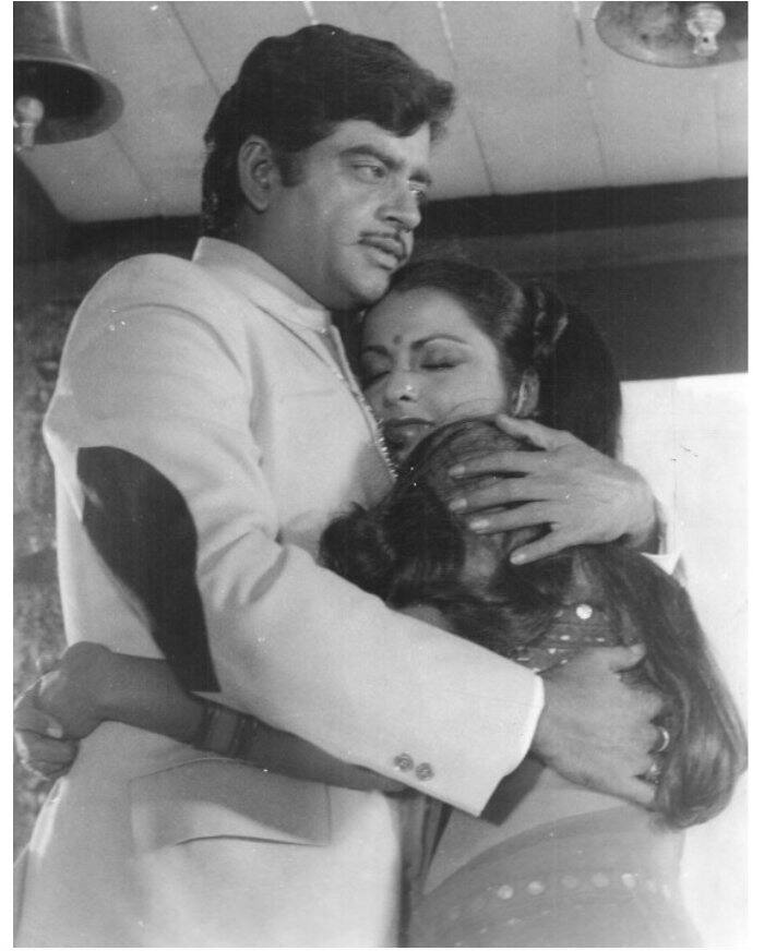 क्योंकि पूनम रेखा की बहुत अच्छी दोस्त होती हैं. ऐसे में वो नहीं चाहती थी कि उनके पति और दोस्त के बीच किसी भी तरह का कोई मनमुटाव रहे हैं. फिर एक दिन पूनम को मौका मिला और एक पार्टी में उन्होंने रेखा और शत्रुघ्न सिन्हा से बात कर उनकी लड़ाई खत्म करवा दी.