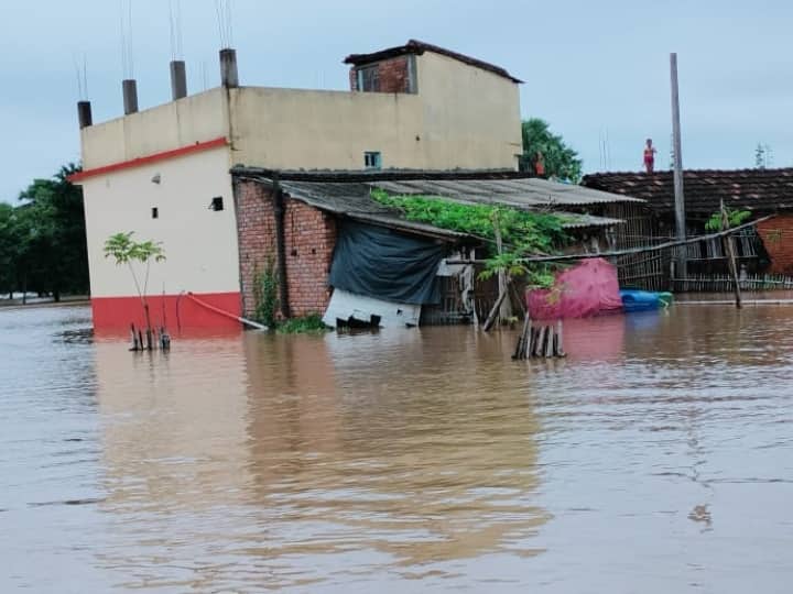 Sahibganj Flood Due to increase Gumani water level Many Villages Submerged in Water Jharkhand Rain ann Jharkhand Flood News: गुमानी नदी का जलस्तर बढ़ने से साहिबगंज के कई गांव पानी में डूबे, लोगों ने लगाई मदद की गुहार
