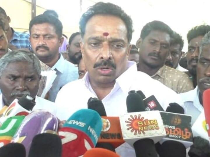 Karur Former minister M R Vijayabaskar gave voice to the sand cart workers TNN மணல் வண்டி தொழிலாளர்களுக்கு குரல் கொடுத்த முன்னாள் அமைச்சர் எம் ஆர் விஜயபாஸ்கர்