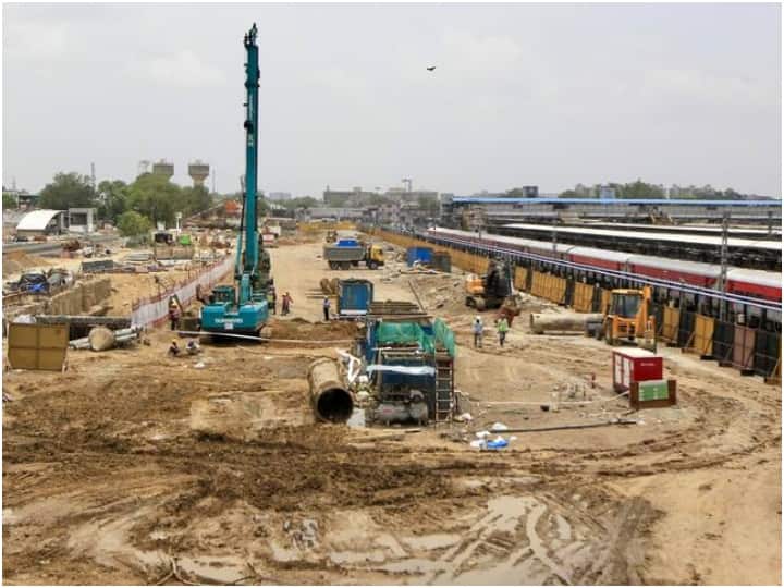 मुंबई-अहमदाबाद हाई स्पीड रेल कॉरिडोर परियोजना की अनुमानित लागत 1.08 लाख करोड़ रुपये है.  भारत सरकार इसके लिए एनएचएसआरसीएल को 10,000 करोड़ रुपये का भुगतान करेगी